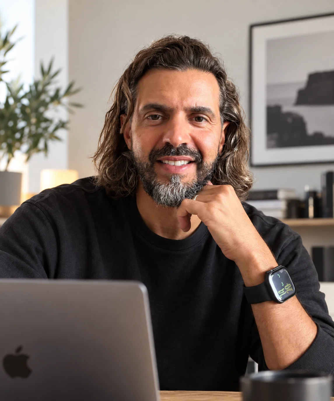 Samir, qui fabrique Ricly, à son bureau devant un MacBook.